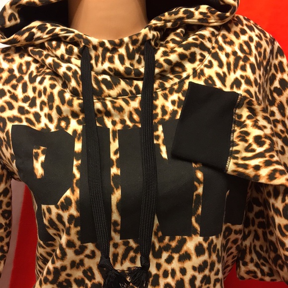 🛑SOLD🛑 Vs Pink Cheetah Pullover Hoodie - Picture 5 of 8